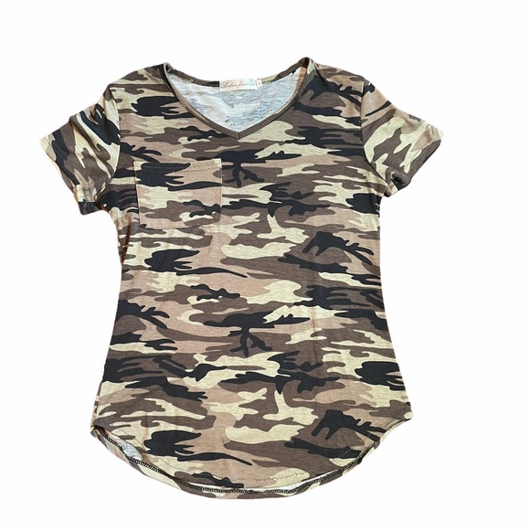 Camouflage Pocket T-Shirt from Arden Furtado - Picture 2 of 4